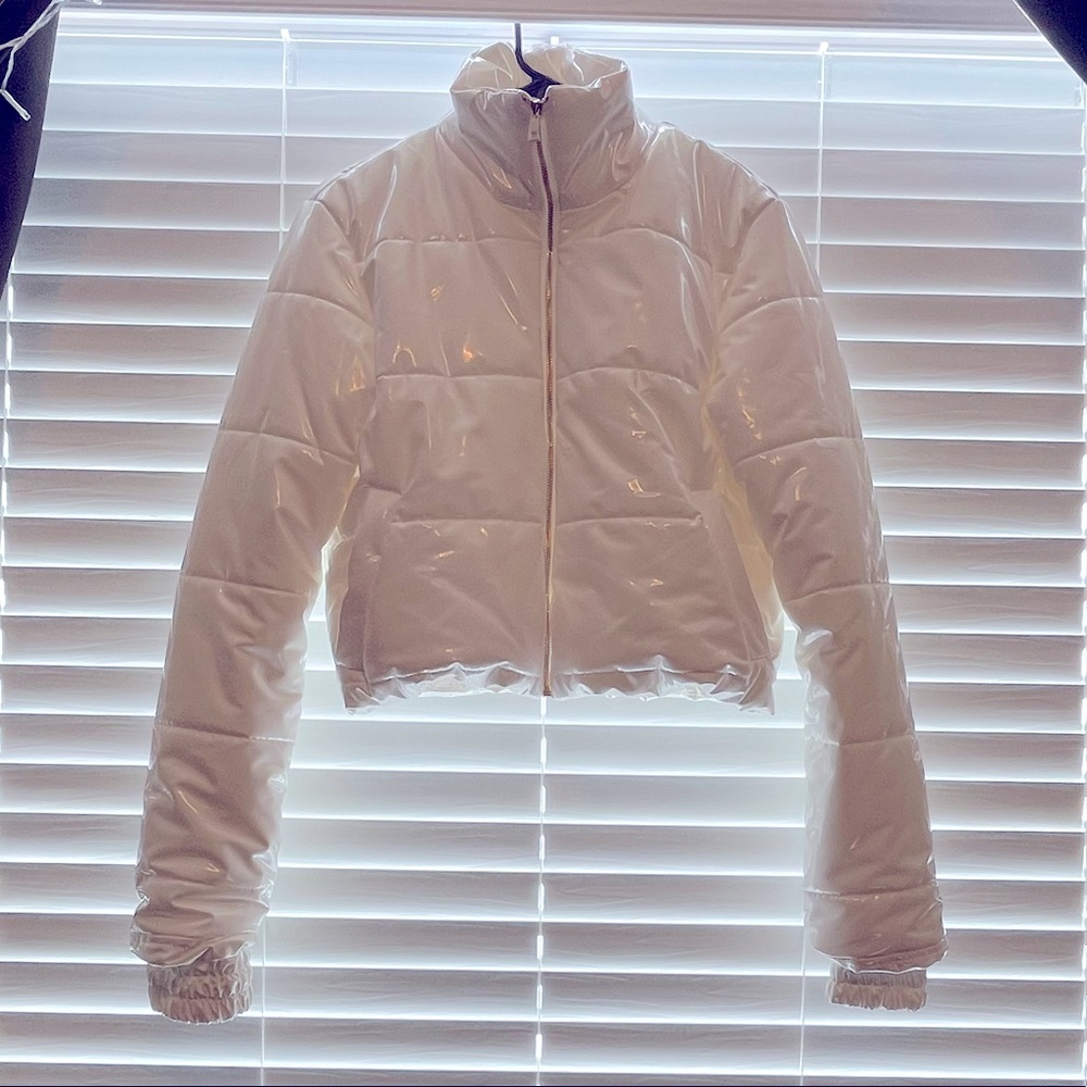 White luxury puffer jacket🤍